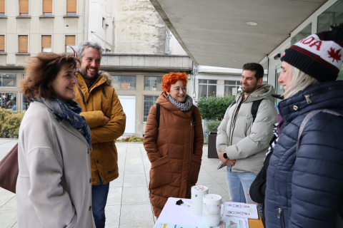 Rubén Arroxo visita a mesa de ALUCEM no Dia da Esclerose Múltiple
