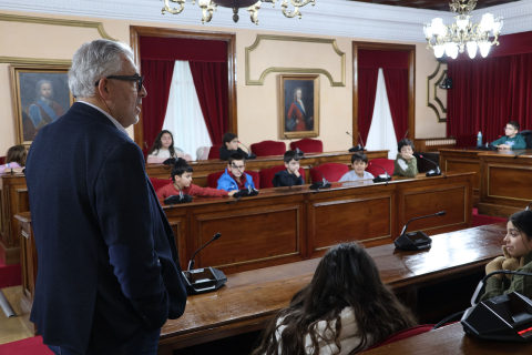 O alcalde recibe no Concello ao alumnado de 4º de Primaria do Menéndez Pelayo para explicar como se desenvolve a actividade municipal