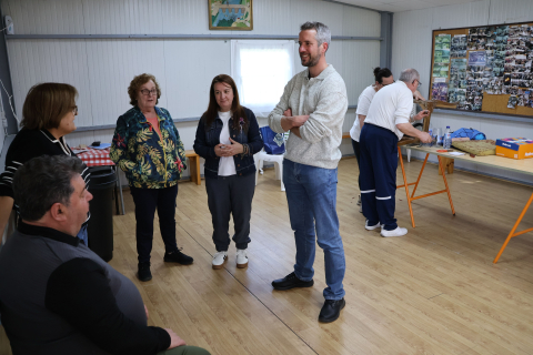 Rubén Arroxo e Cristina López visitan o curso de restauración de mobles no barrio da Ponte, que conta cunha ampla participación veciñal