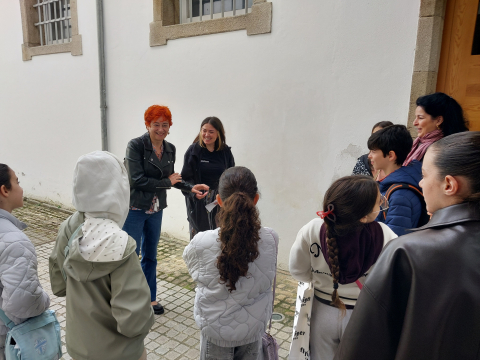 Maite Ferreiro recibe en el Vello Cárcere a un grupo de estudiantes del Conservatorio de Danza de Oporto