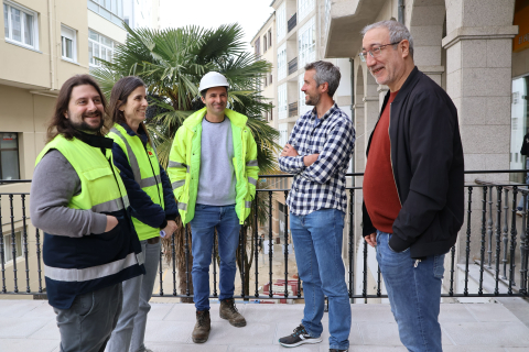 Rubén Arroxo y Alexandre Penas visitan el Carril das Frores, donde acaba de abrirse al tránsito peatonal la nueva pasarela
