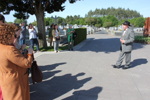 Cristina López participó en un paseo teatral para conocer el Cementerio Municipal