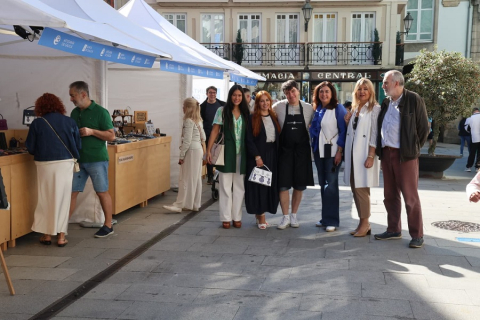 La alcaldesa inaugura la Feria de Artesanía en A Rúa de la Reina