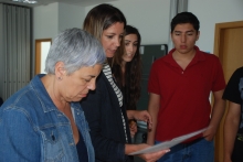 Lara Méndez y Carmen Basadre entregando los diplomas