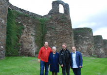 En la fotografía, la Concelleira de Cultura, Turismo, Juventud y Promoción de la Lengua, Carmen Basadre, acompañada por el presidente de la Asociación Provincial de Empresarios de Hostelería y Turismo de Lugo (APEHL), Cheché Real, y varios miembros del jurado del XI Concurso de Tapas 