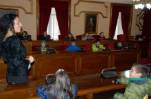 Nenos e nenas do colexio Illa Verde coñecen como funciona o Concello da man de González Abelleira