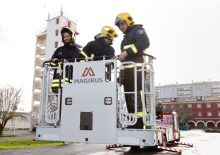 Os bombeiros de Lugo estrean un camión escaleira de 42 metros, o que garante a evacuación de calquera edificio da cidade