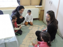 Ana Abelleira visita aos nenos asistentes aos talleres de inmersión ao galego do centro do Sagrado Corazón