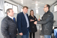 El autobús informativo de la Diputación y la APEC sobre rehabilitación energética de viviendas hace una parada en la Plaza Mayor