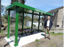 El Ayuntamiento instala tres nuevas marquesinas para el transporte escolar en el rural