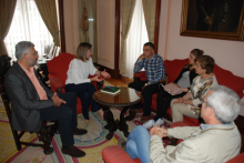 La Alcaldesa informa a los vecinos de Soto Freire que el Ayuntamiento abrirá un paso peatonal provisional en la calle