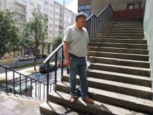 En la fotografía, Manuel Núñez supervisa las filtraciones existentes en las escalinatas que unen Ramón Montenegro con Fontiñas, y que quedarán resueltas con las obras anunciadas hoy por el propio Concelleiro