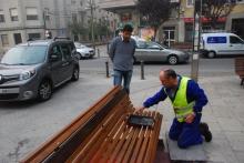 El Ayuntamiento realiza tareas de roza y mantenimiento del mobiliario urbano de la ciudad a través del programa Conserva Lugo