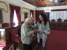 Ana González Abelleira entrega as fotos feitas nas actividades do Concello e Deputación para conmemorar o Día dos Maiores