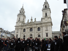 Centenares de lucenses recorren un camino de pisadas negras por la ciudad contra la violencia machista Centenares de lucenses recorren un camino de pisadas negras por la ciudad contra la violencia machista