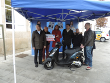 El ganador del sorteo de la campaña Súbete á moto de Comercio Galicia recibe su premio