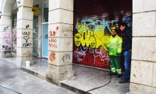 Daniel Piñeiro supervisa las tareas de limpieza de pintadas en la calle Clérigos y en la Plaza Fernando de Casas Novoa