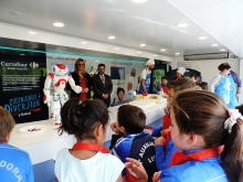 Ana Prieto, acompañada del alumnado del María Auxiliadora, conoce de primera mano la Caravana de la Salud, que estará en la ciudad hasta viernes Ana Prieto, acompañada del alumnado del María Auxiliadora, conoce de primera mano la Caravana de la Salud, que estará en la ciudad hasta viernes