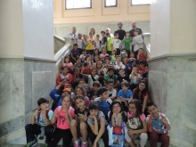 El alumnado de Casás se interesa por el funcionamiento de los distintos servicios municipales en una visita a la Casa Consistorial