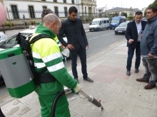 El Ayuntamiento elimina las gomas de mascar pegadas en las calles Bispo Aguirre y Anxo López Pérez