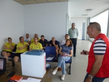 Ayuntamiento y Cruz Roja forman al personal de las instalaciones deportivas municipales en el uso de desfibriladores