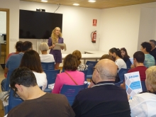 Rosana Rielo entrega los diplomas a los primeros participantes de las acciones formativas del Tecnoloxíza-T