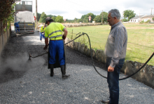 Miguel Fernández supervisa las tareas de bacheo y regeneración de firmes en la parroquia de Fazai Miguel Fernández supervisa las tareas de bacheo y regeneración de firmes en la parroquia de Fazai