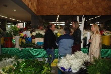 Lara Méndez e Rosana Rielo visitan a Praza de Abastos, que acolle estes días o mercado das flores, tras rematar obras de acondicionamento duns 28.000 euros Lara Méndez e Rosana Rielo visitan a Praza de Abastos, que acolle estes días o mercado das flores, tras rematar obras de acondicionamento duns 28.000 euros