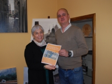 Carmen Basadre entrega o premio ao gañador do certame Olladas de San Froilán, Jaime Pardo Valdés