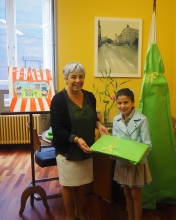 Carmen Basadre entrega o premio á gañadora do concurso do cartel do San Froilán Miúdo, Alba Bueno Prieto Carmen Basadre entrega o premio á gañadora do concurso do cartel do San Froilán Miúdo, Alba Bueno Prieto