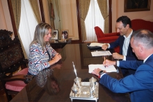 A Alcaldesa e Abanca firman a cesión ao Concello da escalinata do Sagrado Corazón para poder contratar a obra do ascensor 