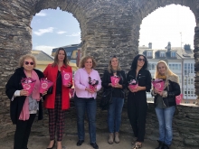 A muralla cóbrese de flores contra o cancro de mama A muralla cóbrese de flores contra o cancro de mama