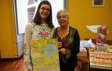 Carmen Basadre entrega el premio a la creadora del San Froilán baixo a lúa, cartel anunciador del San Froilán Miúdo 2019