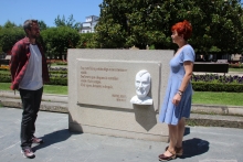 Comezan as restauracións das placas dos escritores da praza Maior e da rúa Bispo Aguirre