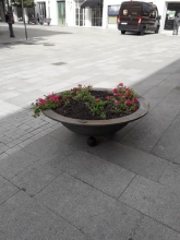 El área de Medio Ambiente repara una jardinera que sufrió una avería tras un acto vandálico