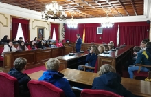 Miguel Couto recibe en el Ayuntamiento al alumnado del Colegio San José entre los que se encontraba una veintena de estudiantes belgas en intercambio lingüístico