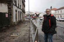 La concejalía de Infraestructuras acondiciona la acera de la praza Conde Fontao