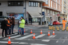 Alexandre Penas visita, junto con vecindario de la zona, la rotonda temporal de Río Sil con la rúa Conde