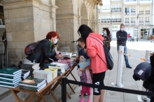 Cientos de personas recibieron un libro del Fondo Bibliográfico Municipal por el día das Letras Galegas Cientos de personas recibieron un libro del Fondo Bibliográfico Municipal por el día das Letras Galegas