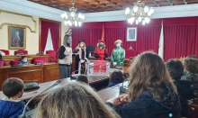 La alcaldesa de Lugo entrega a los Reyes Magos cientos de cartas con los deseos de los niños y niñas con el certificado de buen comportamiento
