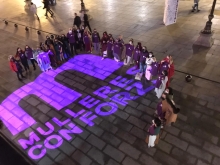 Lara Méndez entrega a castrexas y romanas el premio Tourism Women Friendly en reconocimiento a la visibilización de la mujer en el Arde Lvcvs Lara Méndez entrega a castrexas y romanas el premio Tourism Women Friendly en reconocimiento a la visibilización de la mujer en el Arde Lvcvs