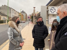 Lara Méndez supervisa o remate das obras do fibrocemento na rúa Armórica, onde se renovaron 40 acometidas