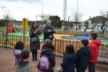 Lara Méndez pon a disposición da cidadanía o parque infantil de Montirón recentemente reformado
