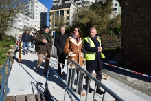 Lara Méndez supervisa el avance de la peatonalización de la Calzada da Ponte, que se humaniza para poner en valor este itinerario del Camino Primitivo