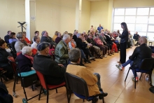 Lara Méndez pon en evidencia as contradicións do PP respecto á construción de vivenda pública nunha reunión con veciños do Castiñeiro