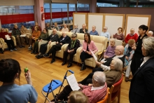 Lara Méndez comparte la víspera de Reyes con las personas usuarias del centro de día Novo Antonio Gandoy