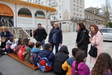 Cristina López recibe a un grupo de estudantes do Sagrado Corazón que visitou a Praza para coñecer a importancia dunha boa alimentación