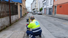 La Brigada de Obras repara los bolardos en la rúa Serra de Outes