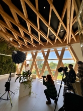 Paula Alvarellos participa na gravación dun documental sobre a construción en madeira en Europa co Impulso Verde como exemplo