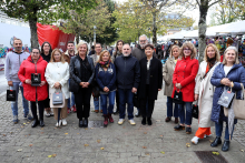 Benestar Social entrega máis de medio millar de entradas doadas polos feirantes para que as familias vulnerables poidan desfrutar do San Froilán Benestar Social entrega máis de medio millar de entradas doadas polos feirantes para que as familias vulnerables poidan desfrutar do San Froilán